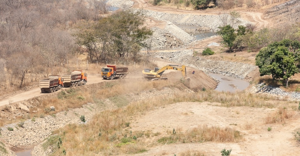 31.jan.2017 - Caminhões trafegam no entorno do Reservatório Boa Vista (PB), que está em fase de checagens da obra