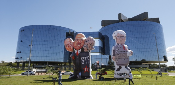 Boneco do procurador-geral da República, Rodrigo Janot, e um segundo representando o ex-ministro José Dirceu, o presidente do Tribunal Superior Eleitoral, Gilmar Mendes, e o ex-presidente Luiz Inácio Lula da Silva são inflados em frente à Procuradoria-Geral da República. O boneco de Janot usa um colete com a inscrição "Petralhas" e uma estrela vermelha, numa alusão ao símbolo do Partido dos Trabalhadores - Dida Sampaio/Estadão Conteúdo