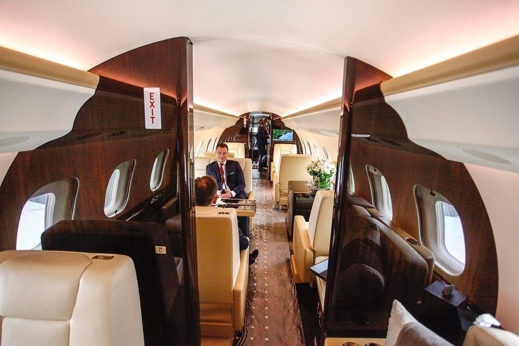 A cabine de passageiros do Global 6000 é dividida em três ambientes. A área traseira conta com sofás que viram cama e pode ser totalmente fechada e isolada dos demais passageiros. Para as refeições, há uma cozinha a bordo. As comissárias da Bombardier são treinadas em restaurante franceses e servem até caviar - Marcelo Pereira/UOL