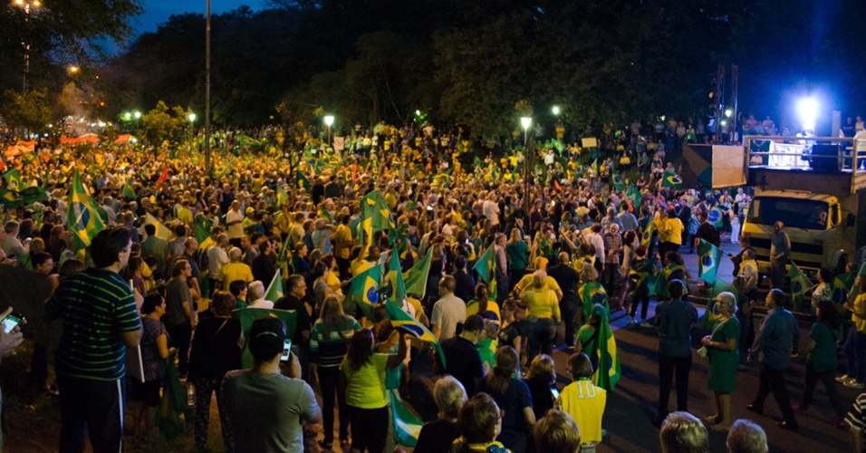 3.abr.2018 - Manifestantes se concentram no parque Moinhos de Vento, Porto Alegre, durante protesto contra o ex-presidente Luiz Inácio Lula da Silva