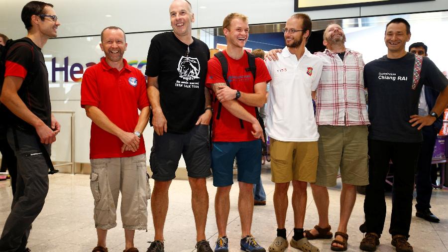 Josh Bratchley (de óculos e camiseta branca) e colegas que resgataram meninos e técnico de futebol na Tailândia - REUTERS/Henry Nicholls 