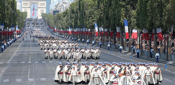 Soldados desfilam na avenida Champs-Elysees em comemoração à Queda da Bastilha - Ludovic MARIN