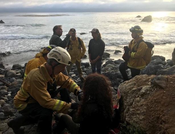 Equipes de resgate atendem Angela Hernandez (de costas, sentada) - Divulgação - 14.jul.2018 /Condado de Monterey