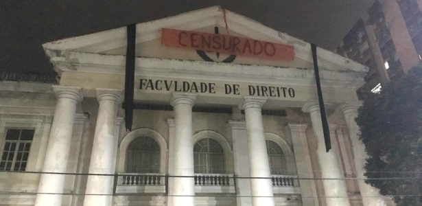 Faixa com a palavra "censurado" é colocada na fachada da faculdade de Direito da UFF em substituição à bandeira "antifascismo" removida por ordem judicial