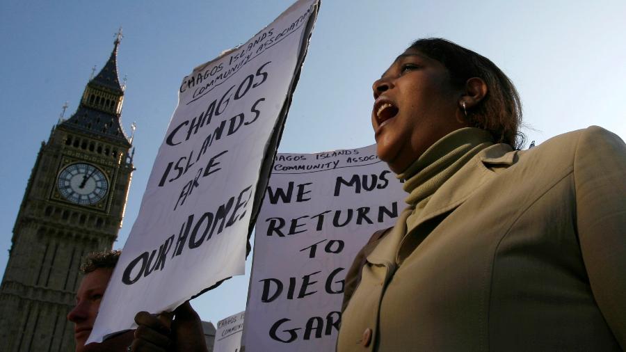 Manifestantes pedem para voltar ao Arquipélago de Chagos durante protesto do lado de fora do Parlamento, em Londres, em outubro de 2008 - Andrew Winning/Reuters