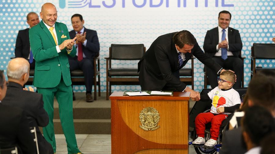 O presidente Jair Bolsonaro, ao lado do vice presidente Hamilton Mourão, dos ministros Onyx Lorenzoni (Casa Civil) e Abraham Weintraub (Educação) e do empresário Luciano Hang, durante cerimônia de lançamento da ID Estudantil, no Palácio do Planalto - Pedro Ladeira/Folhapress