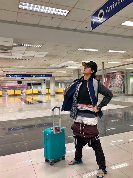 Gel Rodriguez veste várias peças de roupa em aeroporto - Reprodução/Facebook