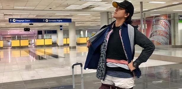 Em aeroporto | Passageira usa várias peças de roupa para não pagar taxa extra