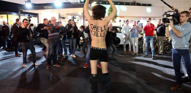 18.jan.2020 - Ativista do movimento Extinction Rebellion mostra as palavras "Shell mata" pintadas em seu corpo no Salão do Automóvel de Bruxelas, na Bélgica