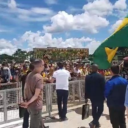 15.mar.2020 - O presidente Jair Bolsonaro com apoiadores em protesto a seu favor em Brasília - Reprodução/Facebook/jairmessias.bolsonaro