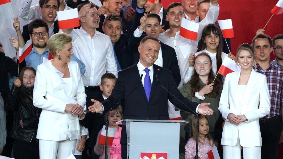 Presidente da Polônia Andrzej Duda comemora reeleição após votação com margem pequena de votos - JANEK SKARZYNSKI/AFP