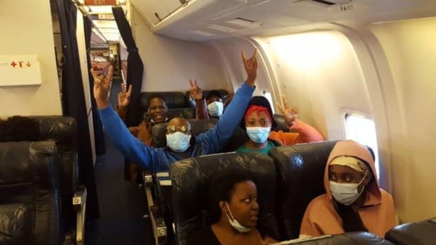 Passageiros africanos resgatados na China - Cortesia da Maple Aviation