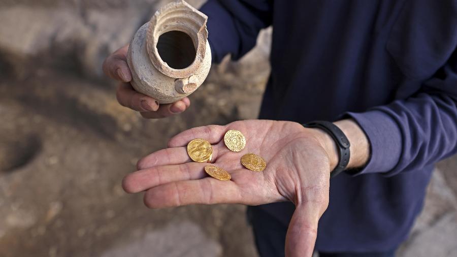 09.nov.2020 - Quatro moedas de ouro puro foram encontradas na Cidade Velha de Jerusalém - MENAHEM KAHANA/AFP