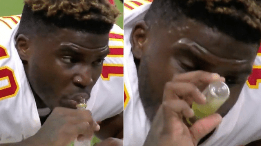 Tyreek Hill, dos Chiefs, com seu "suco de pickles" - Reprodução de vídeo