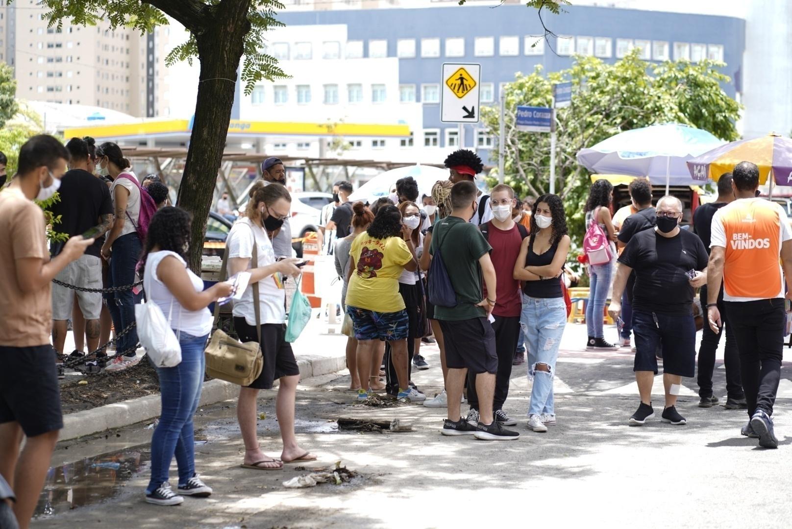 Alunos chegam para fazer o 1º dia do Enem impresso em faculdade da zona oeste de São Paulo - André Porto/UOL