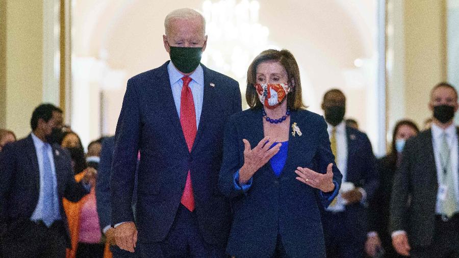 1º.out.2021 - O presidente dos EUA, Joe Biden, e a presidente da Câmara dos Representantes, Nancy Pelosi, no Capitólio - Mandel Ngan/AFP