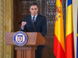 Pedro Sánchez anuncia que permanecerá no cargo de chefe de Governo
