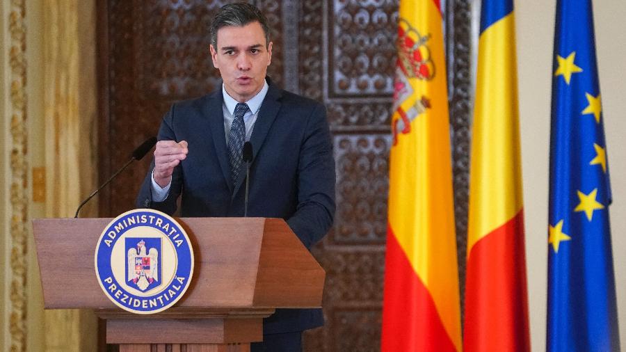 O primeiro-ministro espanhol Pedro Sanchez discursa em uma coletiva de imprensa - Andrei Pungovschi/aFP