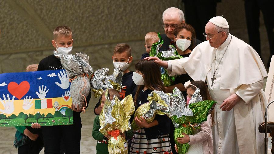 Papa Francisco recebeu crianças ucranianas e distribuiu ovos de Páscoa  - Andreas Solaro/AFP
