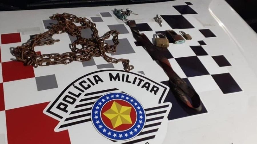Corrente e cadeados que eram usados para acorrentar adolescente de 15 anos - Divulgação/ Polícia Militar