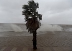 Ciclone Yakecan causa ressaca forte em SP e RJ; DF tem recorde com 1,4 ºC - PABLO PORCIUNCULA / AFP