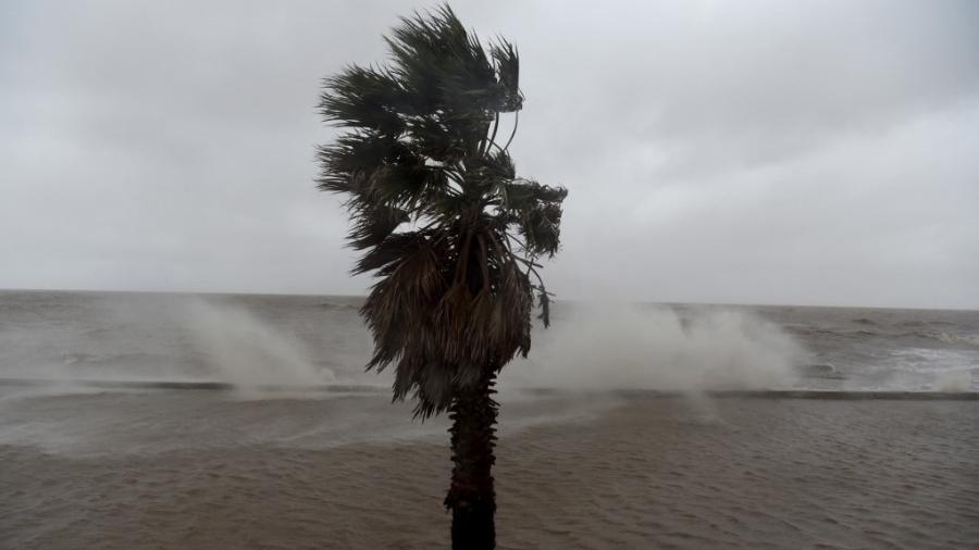 Arquivo: Em Montevidéu, ciclone extratropical também provocou fortes rajadas de vento ao passar por lá - PABLO PORCIUNCULA / AFP
