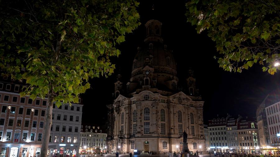 22.ago.22 - A iluminação da fachada da Frauenkirche, Igreja de Nossa Senhora, em Dresden, Alemanha, foi desligada à noite para economizar energia - MATTHIAS RIETSCHEL/REUTERS