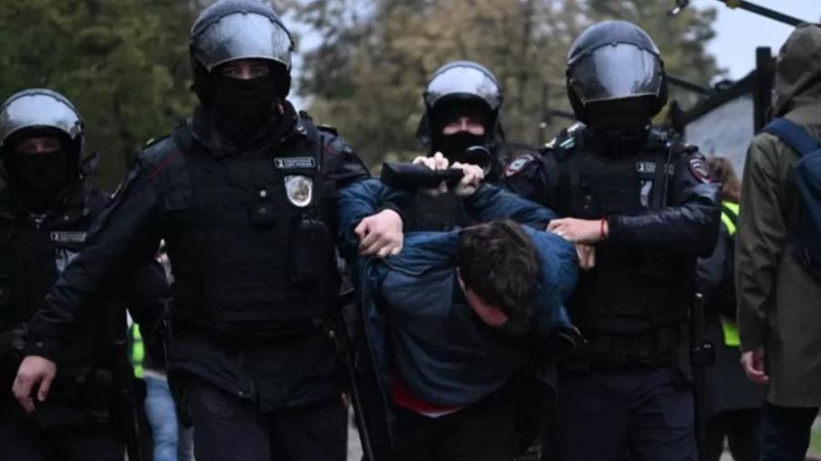 Centenas de pessoas foram presas - Getty Images