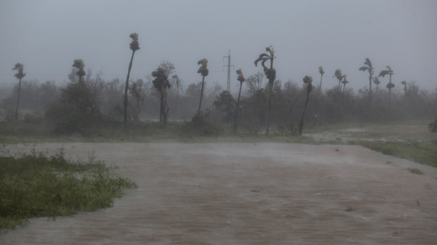 Furacão Ian já causa alagamentos em Cuba; Na foto, a província de Pinar del Rio, em Consulacion del Sur, na manhã de hoje - Stringer/Reuters