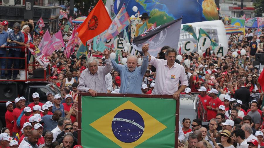 29.out.2022 - José Mujica, Lula (PT) e Haddad (PT) na avenida Paulista - Caio Guatelli/UOL