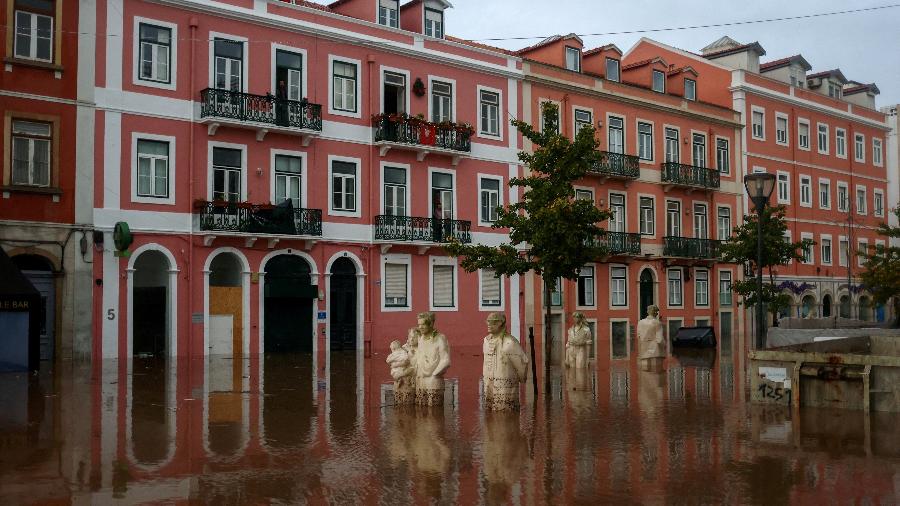 13.12.2022 - Região inundada em Alges, Oeiras, após chuvas causarem caos em Portugal - PEDRO NUNES/REUTERS