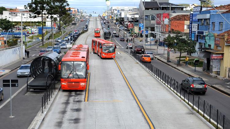 Rua de concreto para ônibus em Curitiba entre vias de asfalto Rua de concreto para ônibus em Curitiba entre vias de asfalto