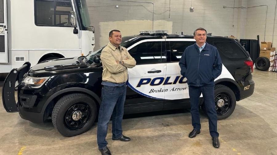 Jair Bolsonaro ao lado do assessor especial Max Guilherme no departamento de polícia de Oklahoma, nos EUA - Reprodução/Instagram