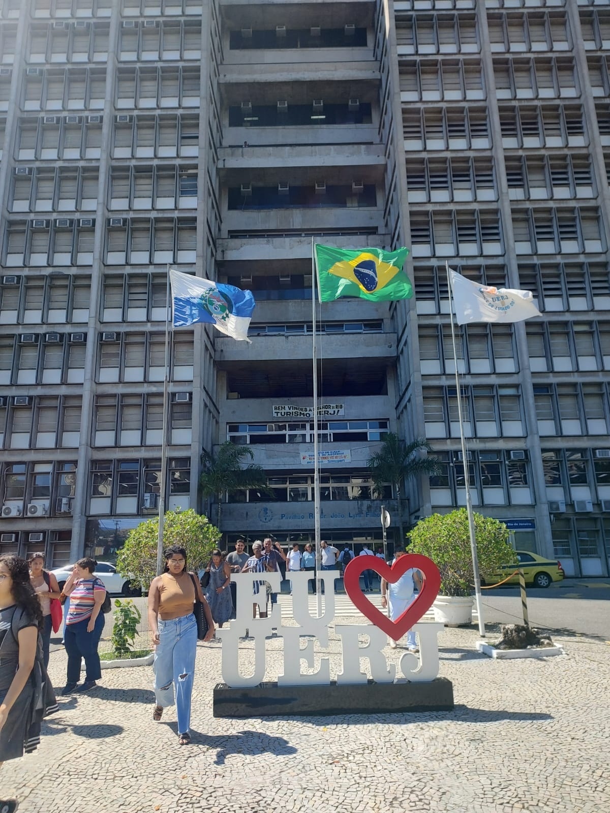 FUNCIONÁRIOS E ESTUDANTES VOLTAM A OCUPAR PRÉDIO DA UERJ NO