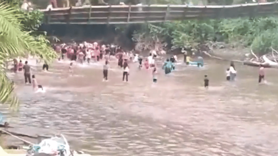 Vídeo mostra ponte desabando em cima de pessoas durante torneio de captura de pato na Indonésia