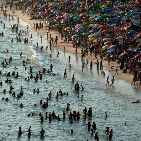 Calor leva multidão às praias do Rio 
