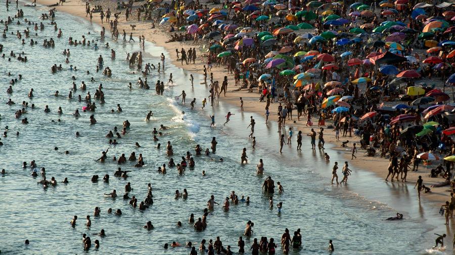 Multidão vai às praias do Rio em dia de forte de calor - TERCIO TEIXEIRA / AFP