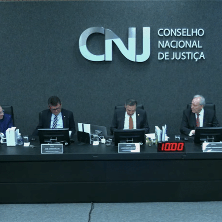 16.abr.2024 - Ministro Luís Roberto Barroso abre sessão do CNJ (Conselho Nacional de Justiça)