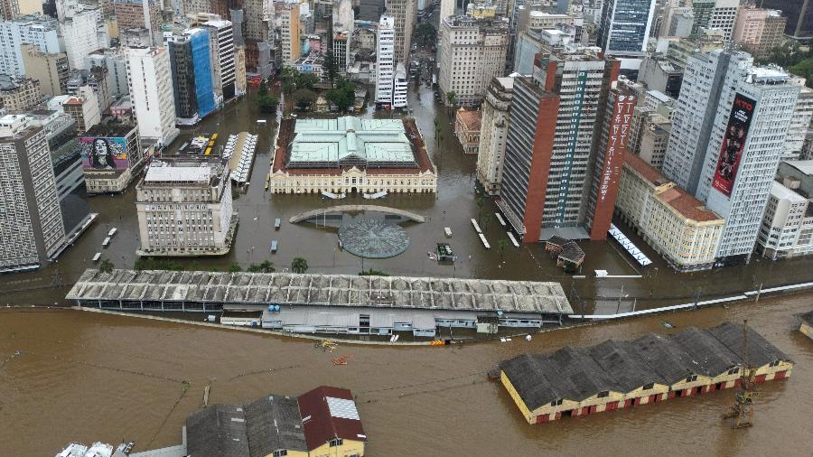 Uma visão de drone mostra ruas inundadas no centro de Porto Alegre