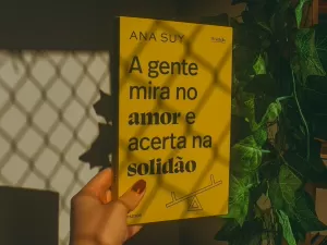 'A gente mira no amor e acerta na solidão': best-seller está com 37% OFF