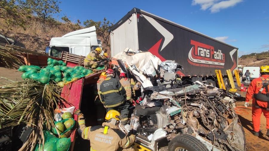 Uma das carretas, carregada de coco verde, perdeu o controle no sentido Montes Claros e bateu na traseira da van, informou o Corpo de Bombeiros