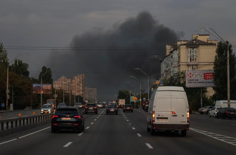 Fumaça no céu de Kiev após um ataque de míssil russo em 2 de setembro de 2024