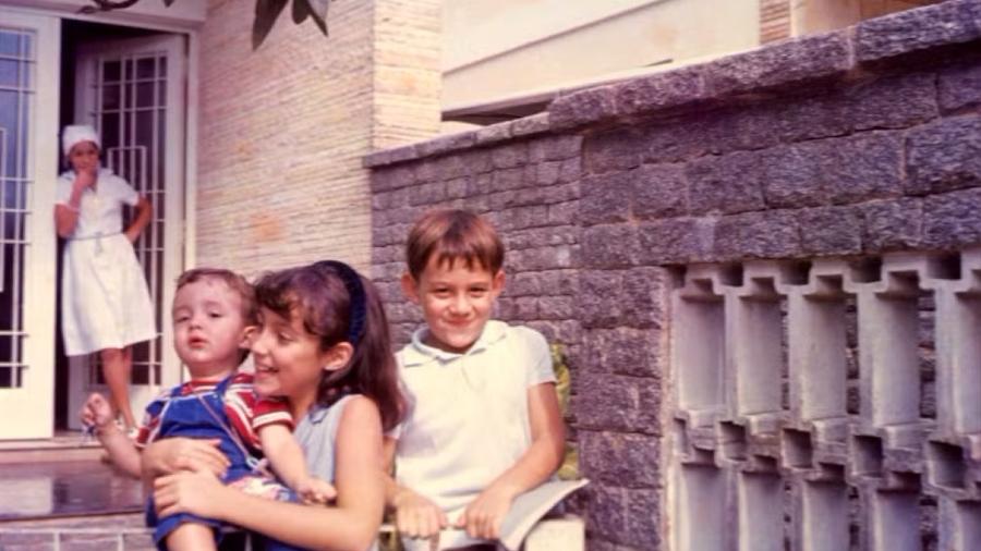 Ayrton Senna com os irmãos na casa da Rua Condessa Siciliano, no Jardim São Paulo