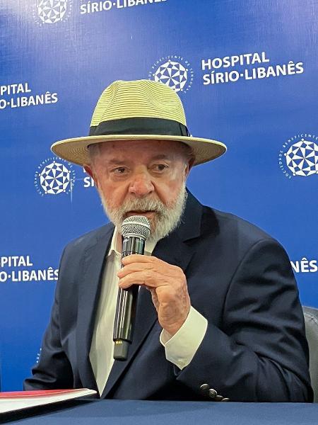 Lula dá entrevista coletiva acompanhado da primeira-dama, Janja, após receber alta de hospital em São Paulo