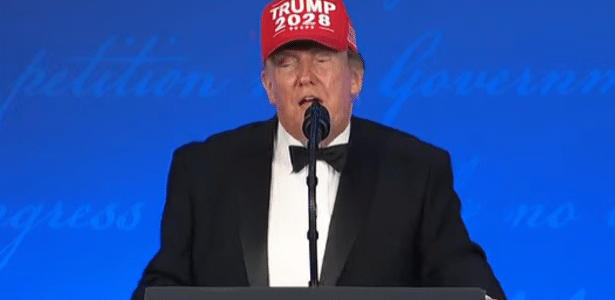 Em evento com jornalistas, Trump brinca que disputará eleição de 2028