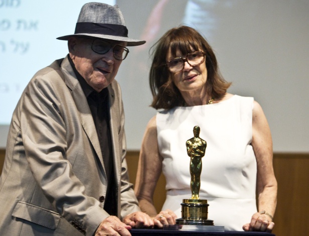 O produtor croata e sobrevivente do Holocausto Branko Lustig e sua mulher Mirjana entregaram o Oscar de "A Lista de Schindler" em cerimônia no Museu do Holocausto - Nir Elias/ Reuters