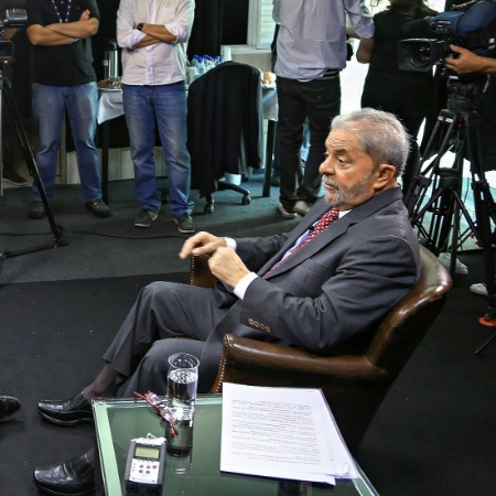 18.nov.2015 - O ex-presidente Lula concede entrevista ao jornalista Roberto d"Ávila, da Globo News - Ricardo Stuckert/Instituto Lula