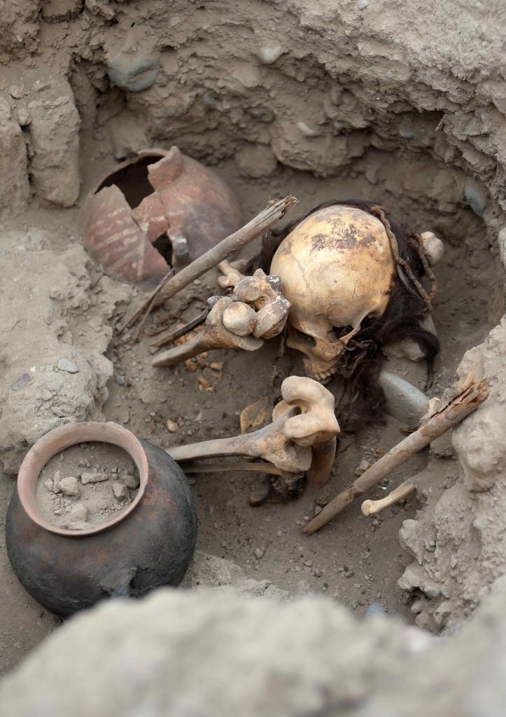 ENTERRADOS SENTADOS NO PERU - Uma equipe de arqueólogos encontrou quatro tumbas pertencentes à cultura pré-hispânica ichma, civilização que existiu na costa central do Peru entre os anos de 1000 a 1450 d.C. A imagem mostra uma das tumbas encontradas em cima da Grande Pirâmide feita em adobe, que forma parte do centro cerimonial conhecido como Huaca Pucllana, em Miraflores, Lima. Se trata de quatro adultos: três mulheres e um homem. Os corpos foram enterrados sentados, envolvidos em tecidos e cordas. Havia ainda vasilhas de cerâmica, mate e instrumentos relacionados à atividade têxtil, enterrados junto aos corpos como oferendas