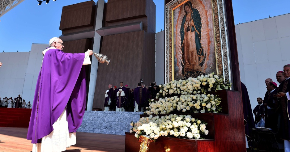 14.fev.2016 - O papa Francisco celebra missa aberta em Ecatepec, subúrbio pobre e violento da Cidade do México. A região se tornou um dos casos mais preocupantes da violência contra mulheres