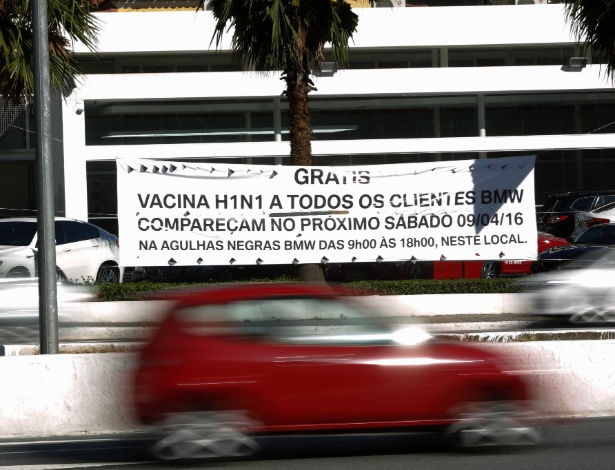 Faixa colocada em frente à concessionária da avenida 23 de Maio, em São Paulo - Joel Silva/Folhapress